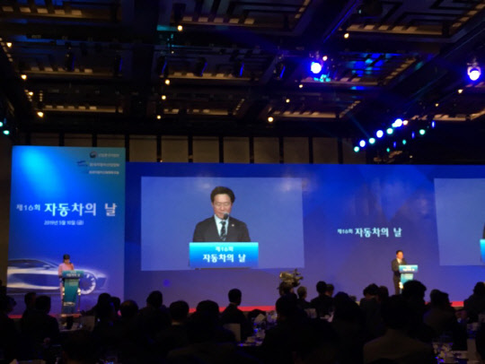 성윤모 산업통상자원부 장관이 제16회 자동차의 날 행사에서 인사말을 하고 있다. <김양혁 기자>